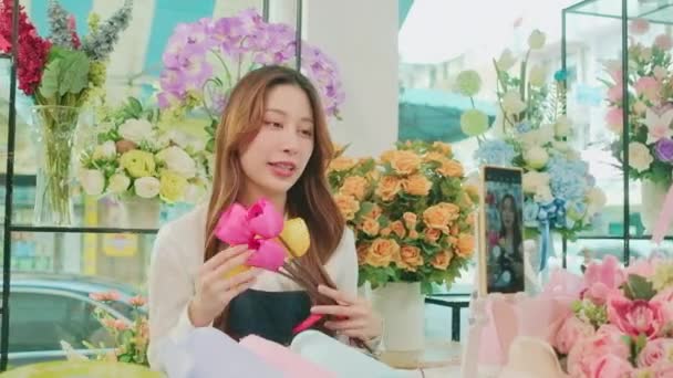 Handel Företag Ung Asiatisk Kvinnlig Florist Visar Och Visar Blomsterarrangemang — Stockvideo