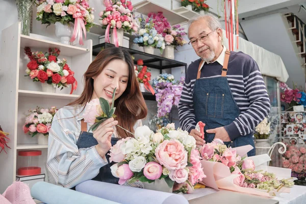 Young Beautiful Asian Female Florist Entrepreneur Arranging Bunch Blossoms Works — Stockfoto