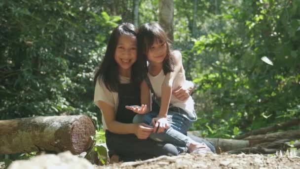 Azji Mama Dziewczyna Wesoły Wielu Rojów Motyli Latających Piękne Skrzydła — Wideo stockowe