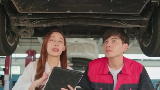 Empreendedor Negócios Automóvel Feminino Asiático Discute Com Trabalhador Mecânico Masculino — Vídeo de Stock