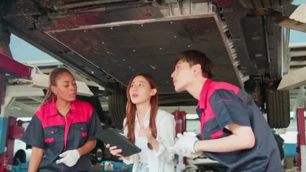 Młoda Azjatycka Kobieta Auto Biznesu Przedsiębiorca Omawia Zespołem Pracowników Mechanicznych — Wideo stockowe