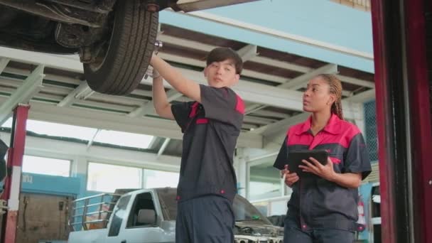 Młody Ekspert Azjatycki Mężczyzna Mechanik Samochodowy Śruby Nakrętki Koła Samochodu — Wideo stockowe