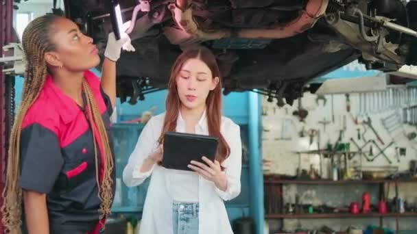 Молодая Азиатская Женщина Предприниматель Автобизнеса Обсуждает Механическим Работником Контрольный Лист — стоковое видео