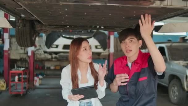 Asiatique Femme Entrepreneur Automobile Discute Avec Travailleur Mécanique Masculin Check — Video