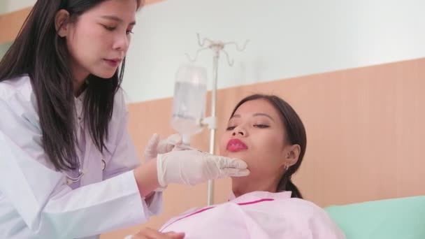 Médico Cosmético Feminino Asiático Injetar Botox Rosto Mulher Paciente Cuidados — Vídeo de Stock