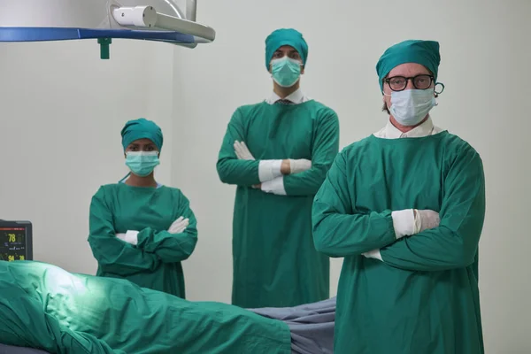 Profesjonalny Zespół Lekarzy Wyspecjalizowani Chirurdzy Mundurach Biali Profesorowie Asystenci Noszą — Zdjęcie stockowe
