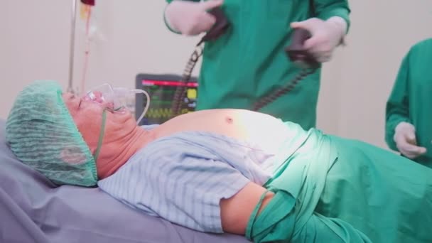 Team Professionale Medici Terapia Intensiva Cpr Aiuta Defibrillando Con Defibrillatori — Video Stock