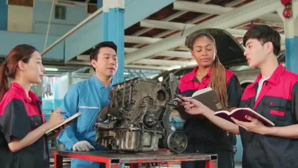 Specialist Lecture Male Supervisor Engineer Train Describe Automotive Engines Mechanic — Stock Video