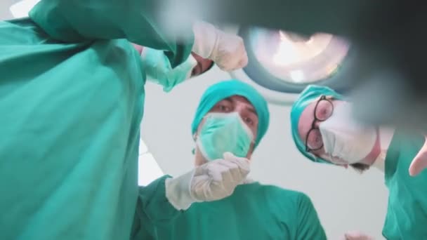 Szakorvosi Sebészek Gyakorló Asszisztensek Megbeszélik Elemzik Szakorvossal Kórházi Intenzíven Lévő — Stock videók