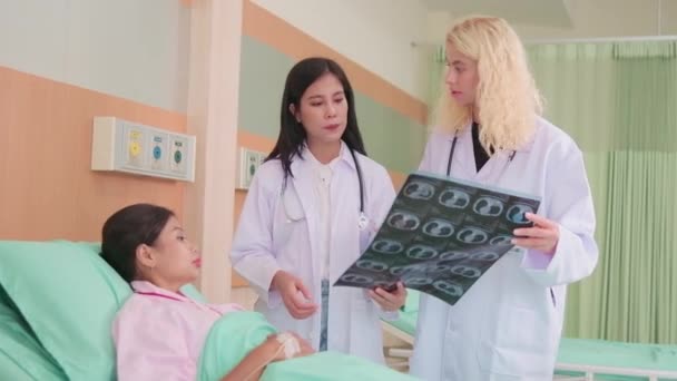 Médicos Profesionales Discuten Explican Resultado Del Examen Rayos Una Paciente — Vídeos de Stock