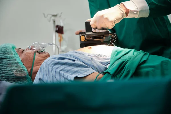 Profesjonalny Lekarz Oiom Reanimacja Pomaga Defibrylować Dla Bezpieczeństwa Życia Krytycznie — Zdjęcie stockowe