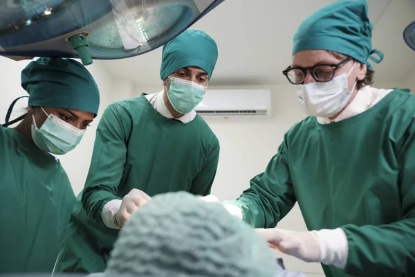 Equipos Cirujanos Especializados Médico Profesional Con Asistentes Operaciones Quirúrgicas Pacientes — Foto de Stock