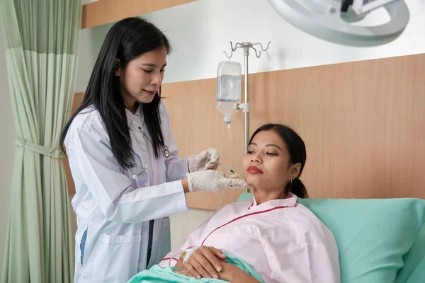 Médico Cosmético Feminino Asiático Injetar Botox Rosto Mulher Paciente Cuidados — Fotografia de Stock