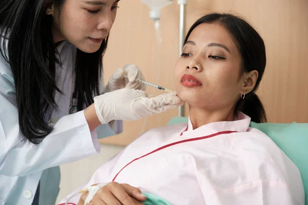 Lekarz Kosmetyczny Wstrzykuje Botoks Twarz Azjatyckiej Pacjentki Leczenie Pielęgnacji Ciała — Zdjęcie stockowe