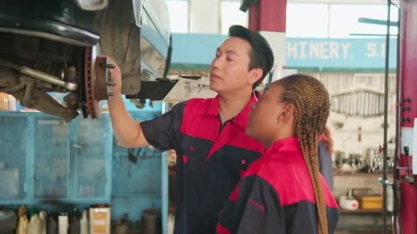 Профессиональные Автоинспекторы Осматривают Обсуждают Работы Ремонту Подвески Афроамериканскими Работницами Сервисном — стоковое видео