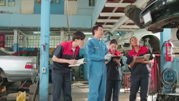Fachvortrag Männliche Supervisor Ingenieur Beschreiben Benzin Automotive Fixierung Mit Mechaniker — Stockvideo