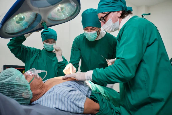 Uzman Cerrah Ekipleri Asistanları Olan Profesyonel Doktor Hastanenin Yoğun Bakımındaki — Stok fotoğraf