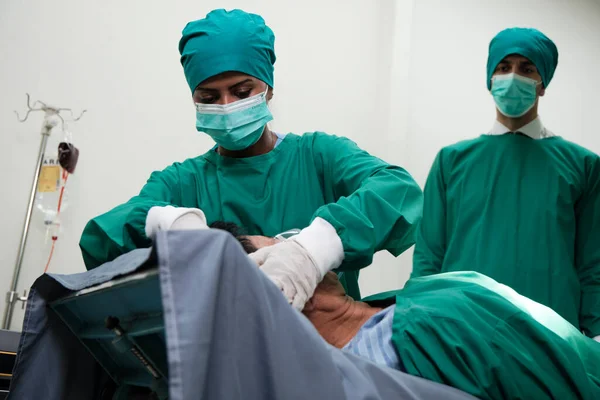 Médico Practicantes Uci Mujeres Retiraron Sombrero Paciente Masculino Ventilador Después — Foto de Stock