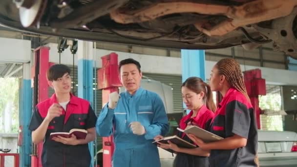 Wykład Specjalistyczny Męski Inżynier Nadzorujący Opisać Mocowanie Benzyny Samochodowej Zespołami — Wideo stockowe