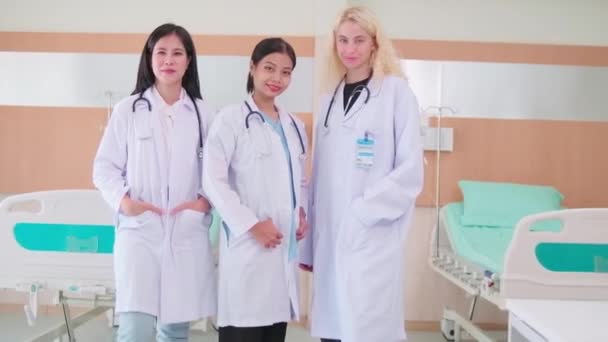 Retrato Del Equipo Profesional Del Personal Médico Tres Doctores Uniformados — Vídeos de Stock
