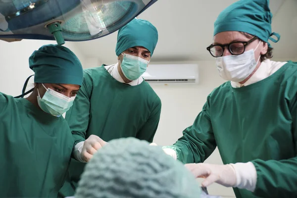Uzman Cerrah Ekipleri Asistanları Olan Profesyonel Doktor Hastanenin Yoğun Bakımındaki — Stok fotoğraf