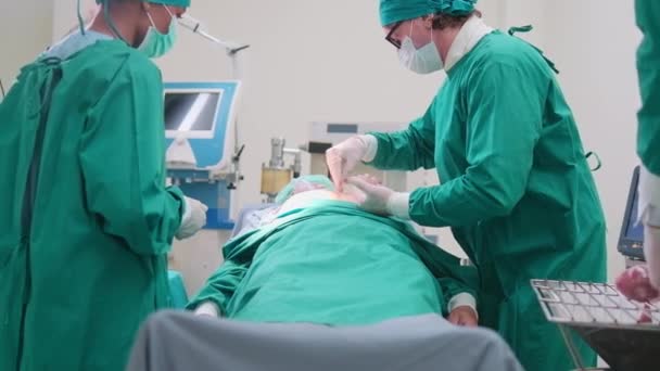 Γιατροί Δίνουν Μαχαίρι Ειδικευμένους Χειρουργούς Προετοιμάζονται Για Την Αλλαγή Της — Αρχείο Βίντεο
