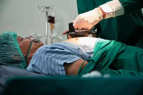 Profesjonalny Lekarz Oiom Reanimacja Pomaga Defibrylować Dla Bezpieczeństwa Życia Krytycznie — Zdjęcie stockowe