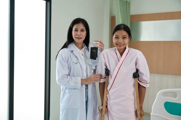 Asiática Médico Ortopédico Feminino Ajudando Paciente Mulher Com Soro Fisiológico — Fotografia de Stock