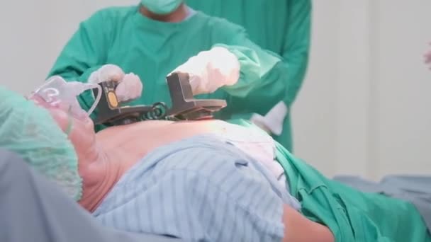 Professionele Icu Black Vrouwelijke Arts Reanimatie Helpt Defibrilleren Met Defibrillatoren — Stockvideo
