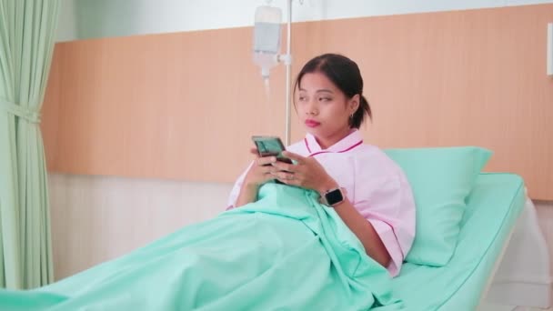 Eine Asiatische Patientin Chattet Auf Ihrem Mobiltelefon Den Sozialen Medien — Stockvideo