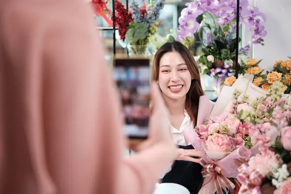 Бізнес Електронної Комерції Молода Азіатська Жінка Флористка Демонструє Показує Квіткові — стокове фото