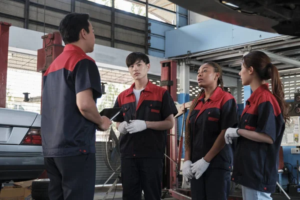Male Expert Supervisor Engineer Train Discuss Professional Mechanic Worker Teams — Stock Photo, Image