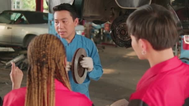 Supervisor Profesional Asiático Del Ingeniero Automotriz Describe Trabajo Reparación Rueda — Vídeos de Stock