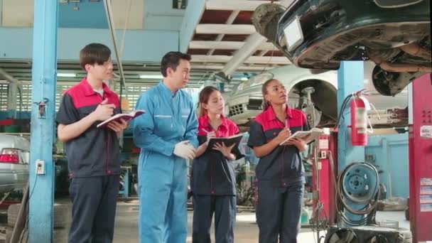 Specialist Lecture Male Supervisor Engineer Describe Gasoline Automotive Fixing Mechanic — Stock Video