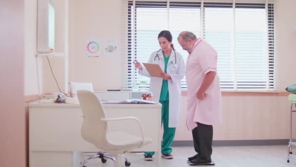 Kobieta Lekarz Profesjonalny Dietetyk Mundurze Doradzają Pacjentom Rasy Kaukaskiej Aby — Wideo stockowe