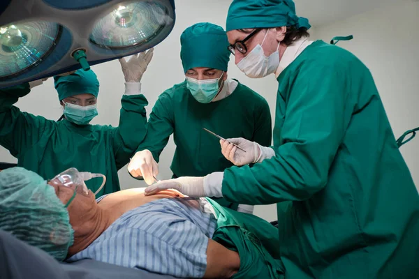 Equipos Cirujanos Especializados Médico Profesional Con Asistentes Operaciones Quirúrgicas Pacientes — Foto de Stock
