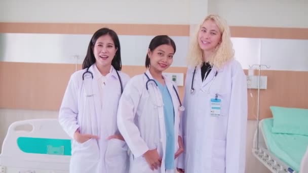 Retrato Del Equipo Profesional Del Personal Médico Tres Doctores Uniformados — Vídeos de Stock