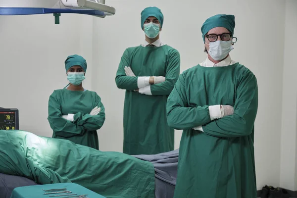 Profesjonalny Zespół Lekarzy Wyspecjalizowani Chirurdzy Mundurach Biali Profesorowie Asystenci Noszą — Zdjęcie stockowe