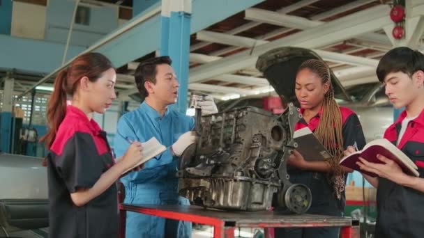 Fachvortrag Ein Männlicher Supervisor Ingenieur Trainieren Und Beschreiben Kraftfahrzeugmotoren Mit — Stockvideo