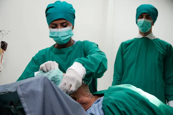 Yoğun Bakımda Çalışan Kadın Doktor Pratisyen Hekimler Ameliyat Sonrası Erkek — Stok fotoğraf