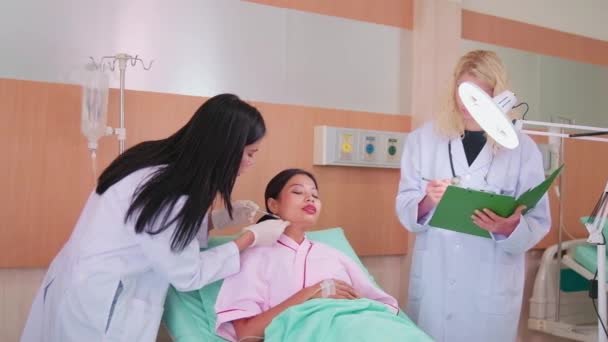 Médico Cosmético Femenino Asiático Inyectar Botox Cara Mujer Paciente Cuidado — Vídeos de Stock