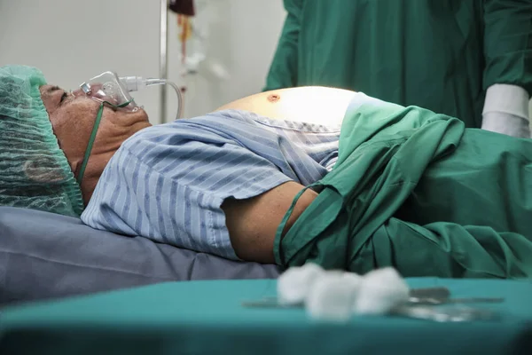 Männlicher Patient Mit Beatmungsgerät Nach Notoperation Cpr Operation Und Behandlung — Stockfoto