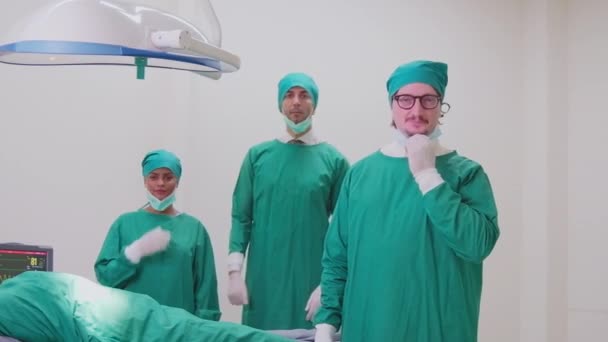 专业医生小组 身穿制服的外科专家 白人教授和助手都戴着手术口罩 为医院重症监护病房的重症患者做手术 并担任辅助医务人员 — 图库视频影像