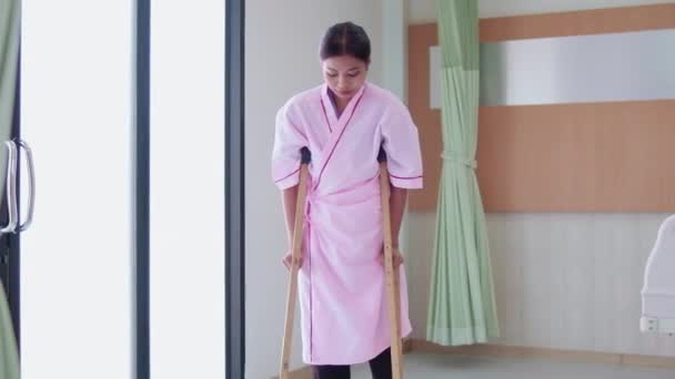 Sydostasiatisk Patient Kvinna Försöker Själv Öva Promenader Med Kryckor Ortopedisk — Stockvideo
