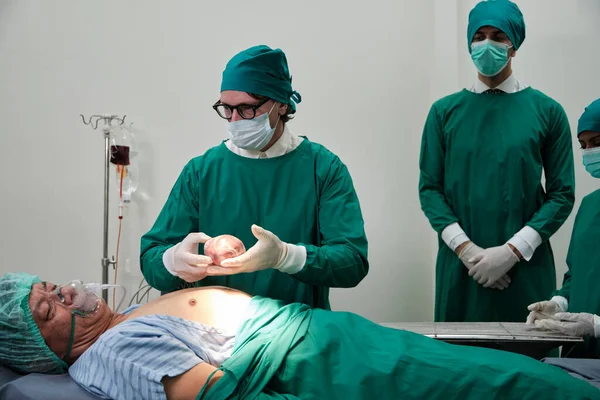 Médicos Practicantes Dan Corazón Cirujanos Especialistas Para Cambio Tecnología Médica — Foto de Stock