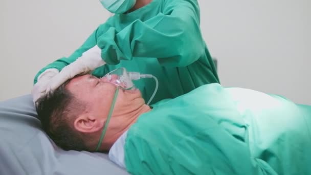 중환자실 의사와 의료진은 남성의 모자와 인공호흡기를 제거하고 응급실에서 의료진의 도움을 — 비디오