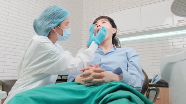 Aziatische Vrouwelijke Tandarts Onderzoeken Jonge Mannelijke Patiënt Tanden Kiespijn Stomatologie — Stockvideo