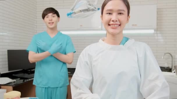 2人のプロの歯科職業労働者の肖像画は 女性歯科医 男性アシスタント 歯科医療 歯科医院での衛生作業 幸せな笑顔 そしてカメラを見る — ストック動画