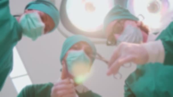Розмитий Фокус Спеціалізованих Хірургів Асистентів Лікарів Команди Обговорюють Аналізують Хірургічні — стокове відео