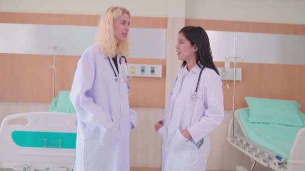 Porträtt Professionella Medicinska Medarbetare Två Uniformerade Kvinnliga Läkare Som Talar — Stockvideo